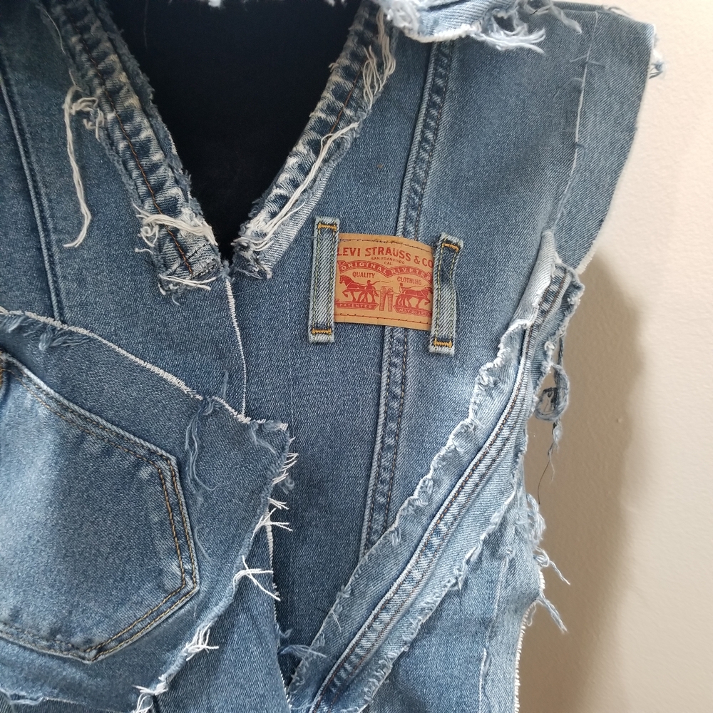 Levi's Light Blue Distressed Denim Vest with Matching Bucket Hat - Picture 3 of 6